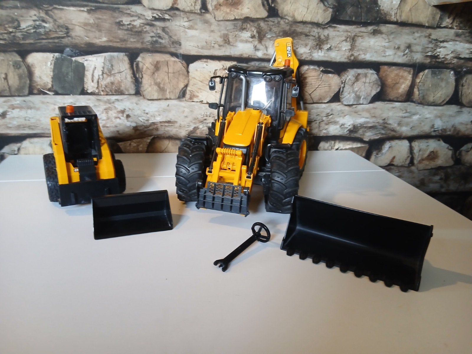 Bruder JCB en een Caterpillar, Ophalen, Gebruikt