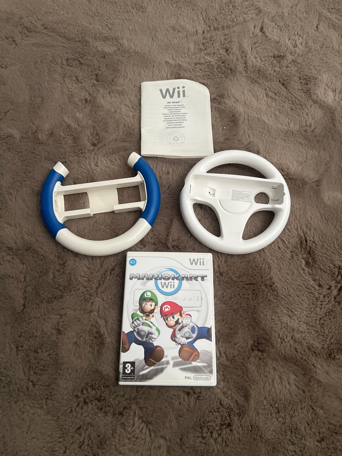 Mario Kart Wii met 2 sturen en boekjes, Gebruikt, Racen en Vliegen, Eén computer, Ophalen of Verzenden
