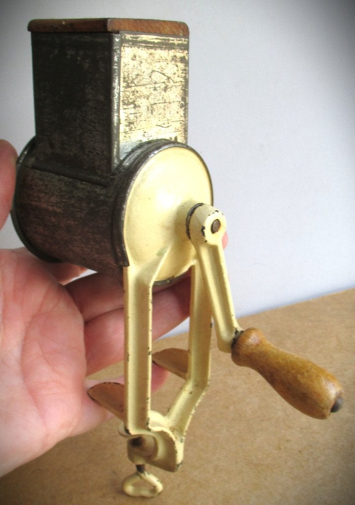 Amandelmolen met klem~Notenmolen~Hand Molen~antiek, Ophalen of Verzenden