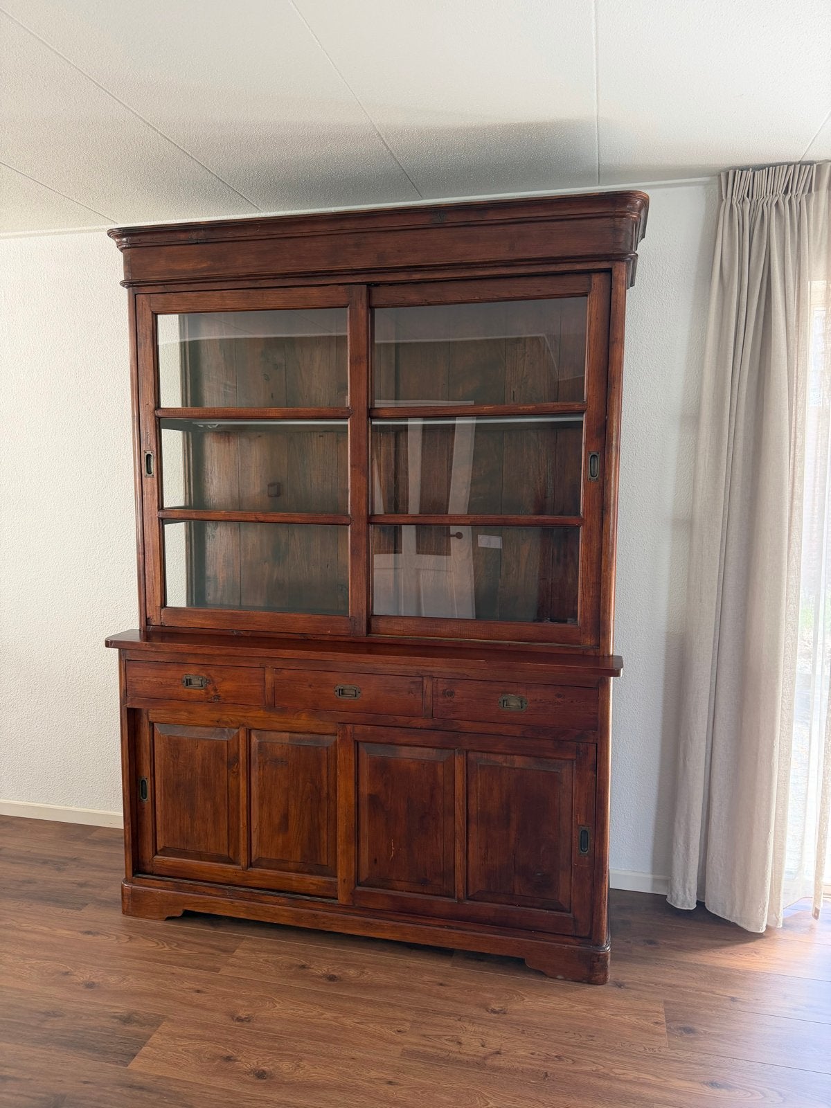 Antieke houten vitrinekast met schuifdeuren, Antiek en Kunst, Antiek | Meubels | Kasten, Ophalen