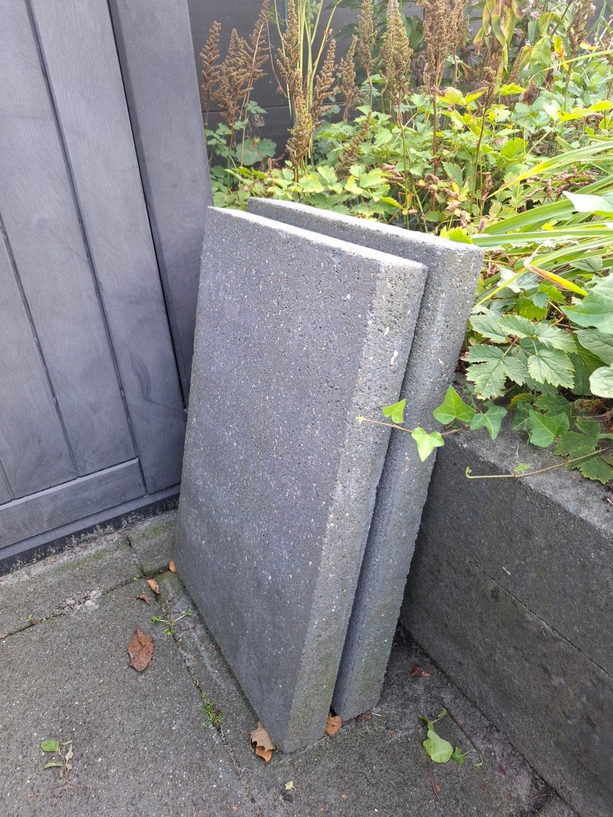 Twee antracietkleur betontegels 40x60 cm, Tuin en Terras, Ophalen