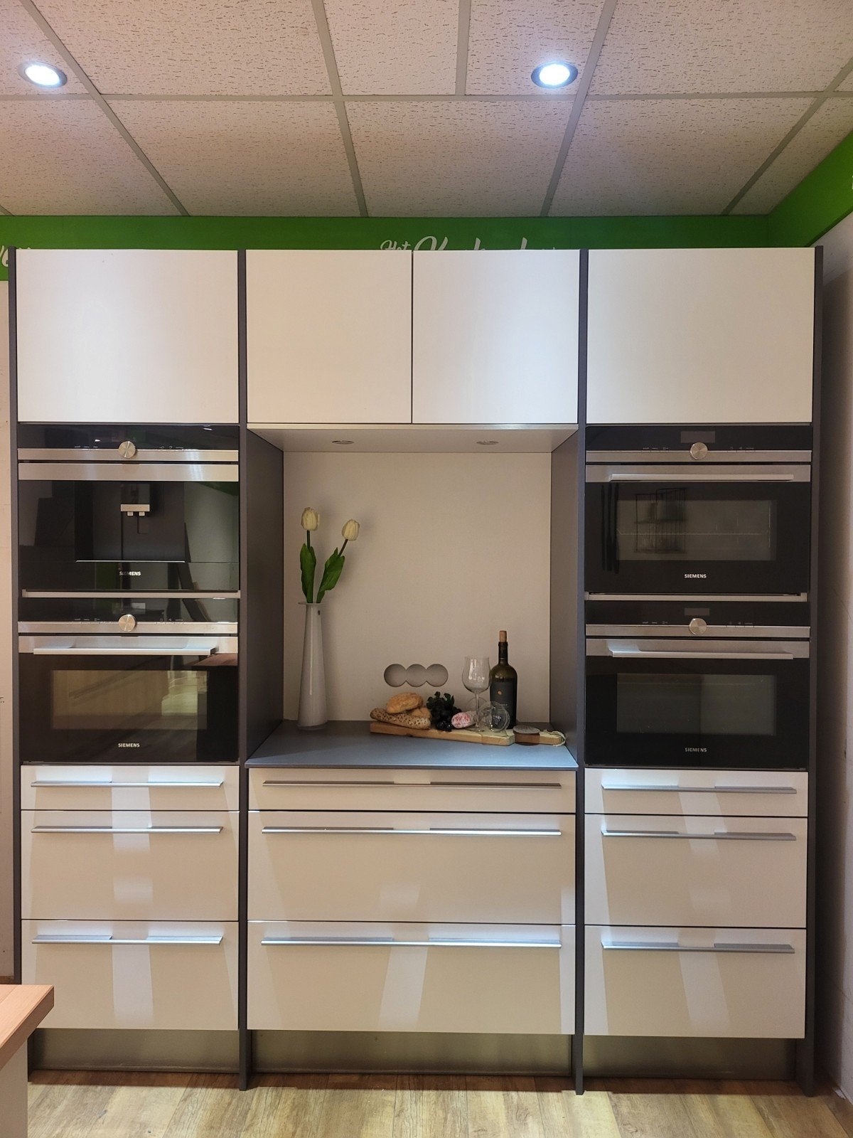 Grote luxe minimalistisch keuken met veel mogelijkheden!!