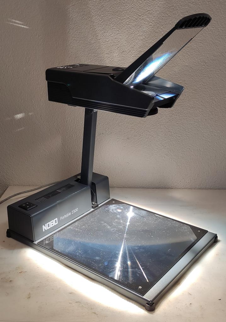 NOBO PORTABLE 2500  OVERHEAD PROJECTOR in TAS, Ophalen of Verzenden, LED