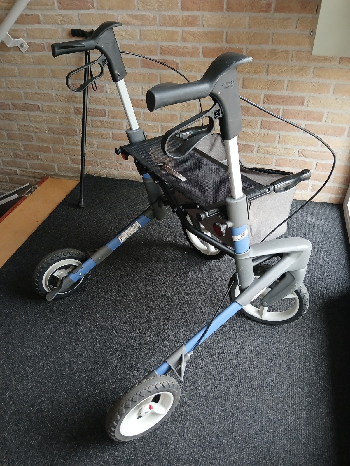 buiten rollator met grote wielen en speciale achterrem., Ophalen, Opvouwbaar, Gebruikt