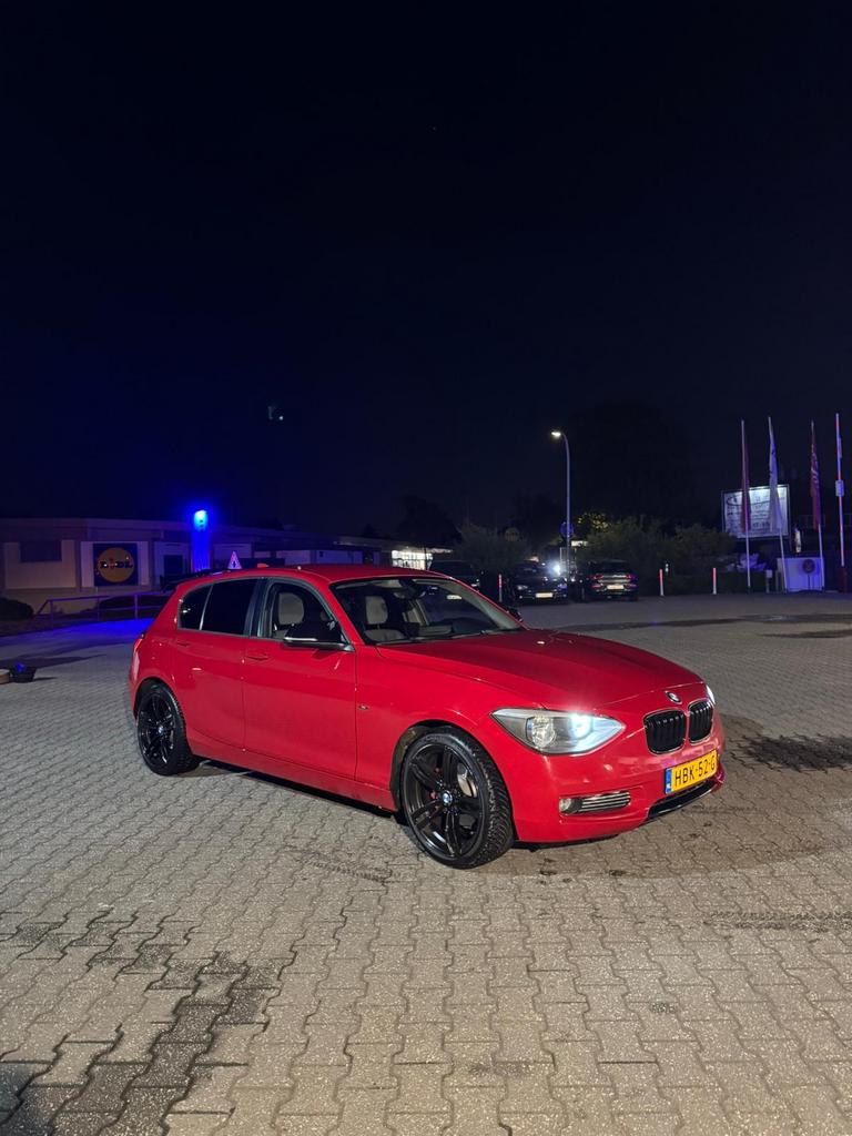 BMW 1-Serie 116i 100KW 5DR 2012 Rood, Auto's, 1-Serie, 4 cilinders, 1265 kg, USB