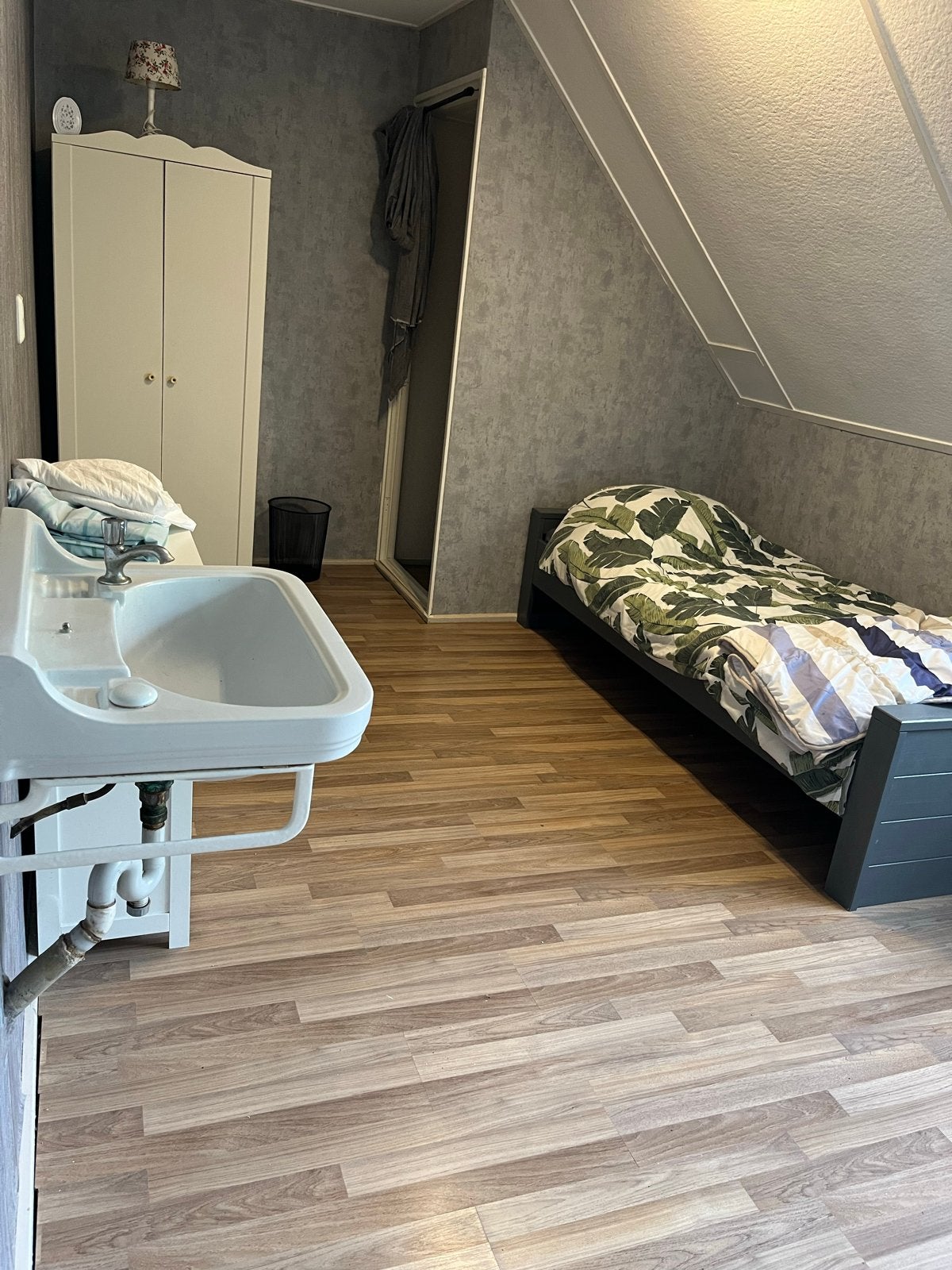 Ruime kamer op prachtig plekje.