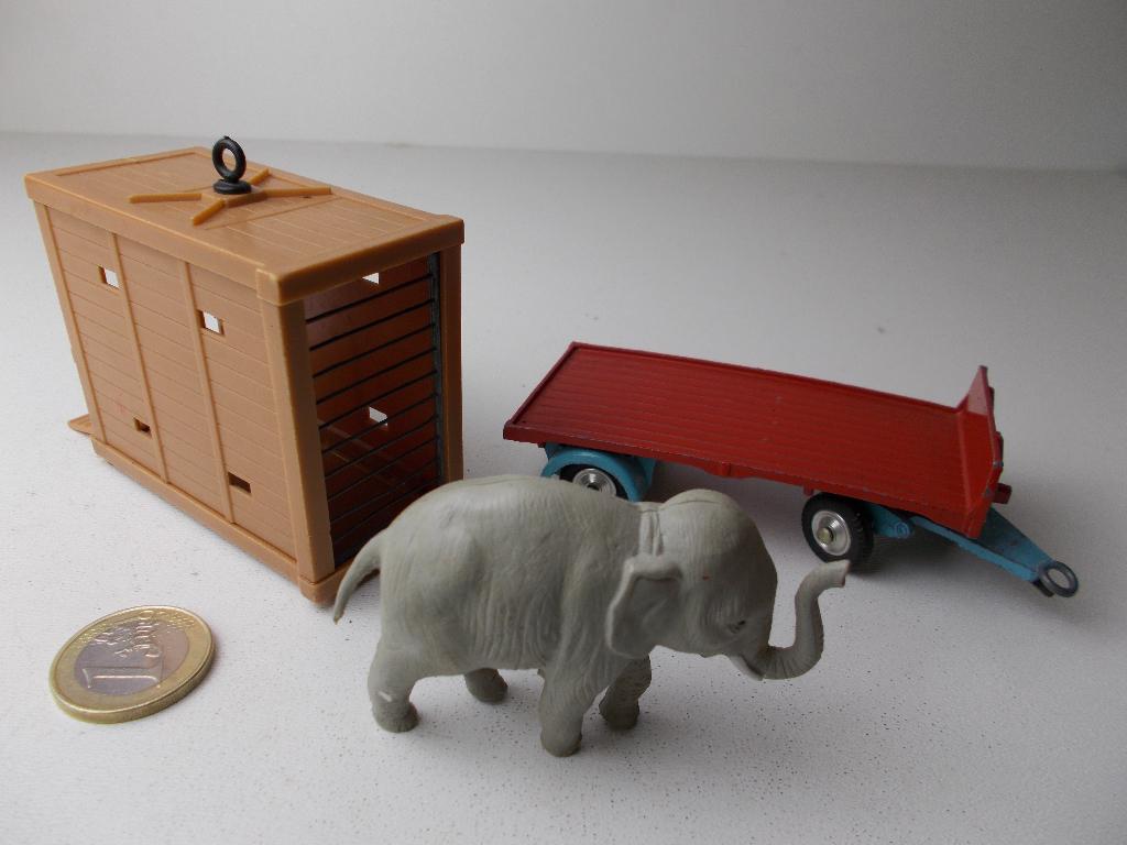 1962 Uit Giftset19 CHIPPERFIELDS TRAILER +ELEPHANT +CAGE -C-