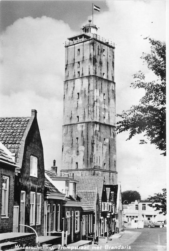 388-460-035 West-Terschelling Trompstraat met Brandaris, Verzenden, Voor 1920, Friesland