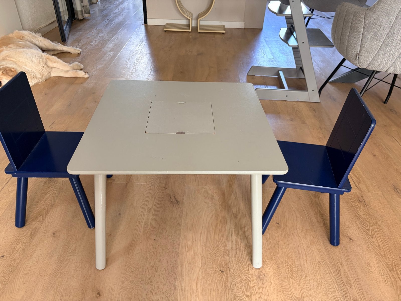 Kinder speeltafel met 2 stoeltjes - Grijs/Blauw, Kinderen en Baby's, Ophalen of Verzenden, Gebruikt, Tafel(s) en Stoel(en)