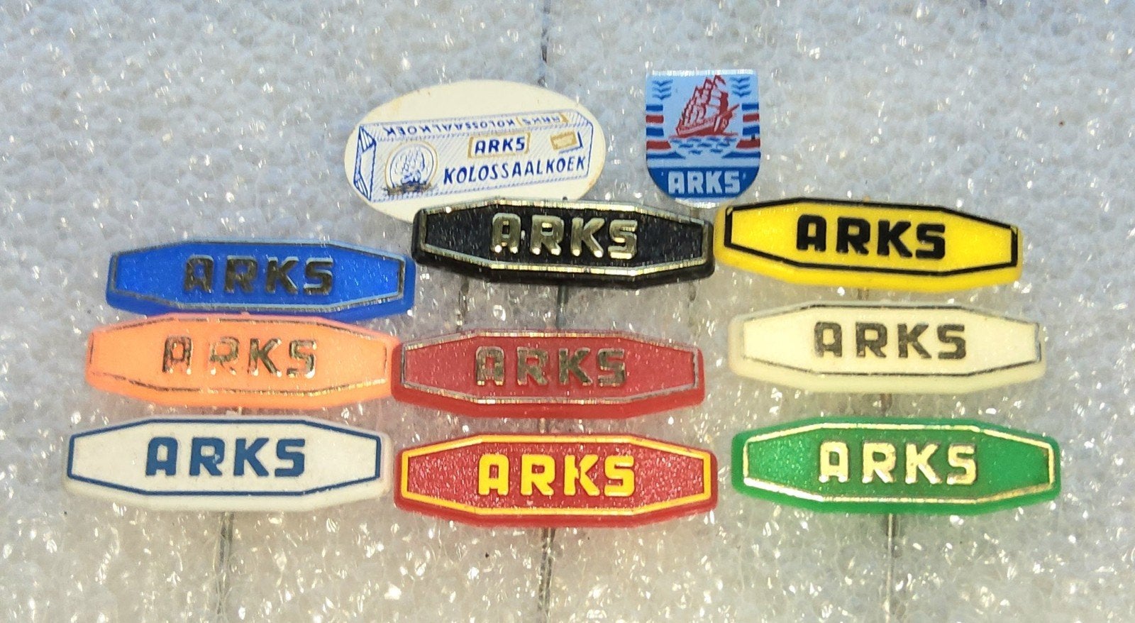 11 Vintage ARKS Speldjes - Kolossaalkoek Reclame, Verzamelen, Ophalen of Verzenden, Gebruikt, Overige onderwerpen, Speldje of Pin