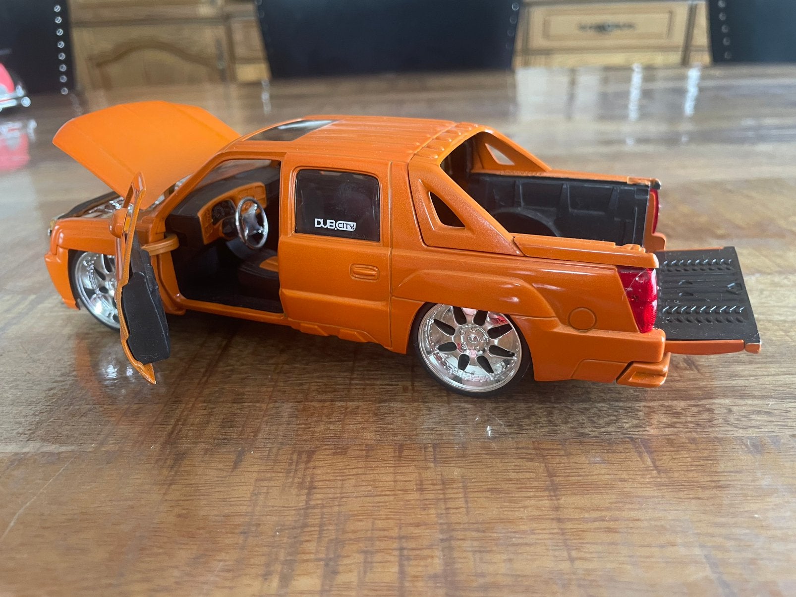 Chevrolet avalanche. 2001.    1.24au, Ophalen of Verzenden, Zo goed als nieuw, Bburago