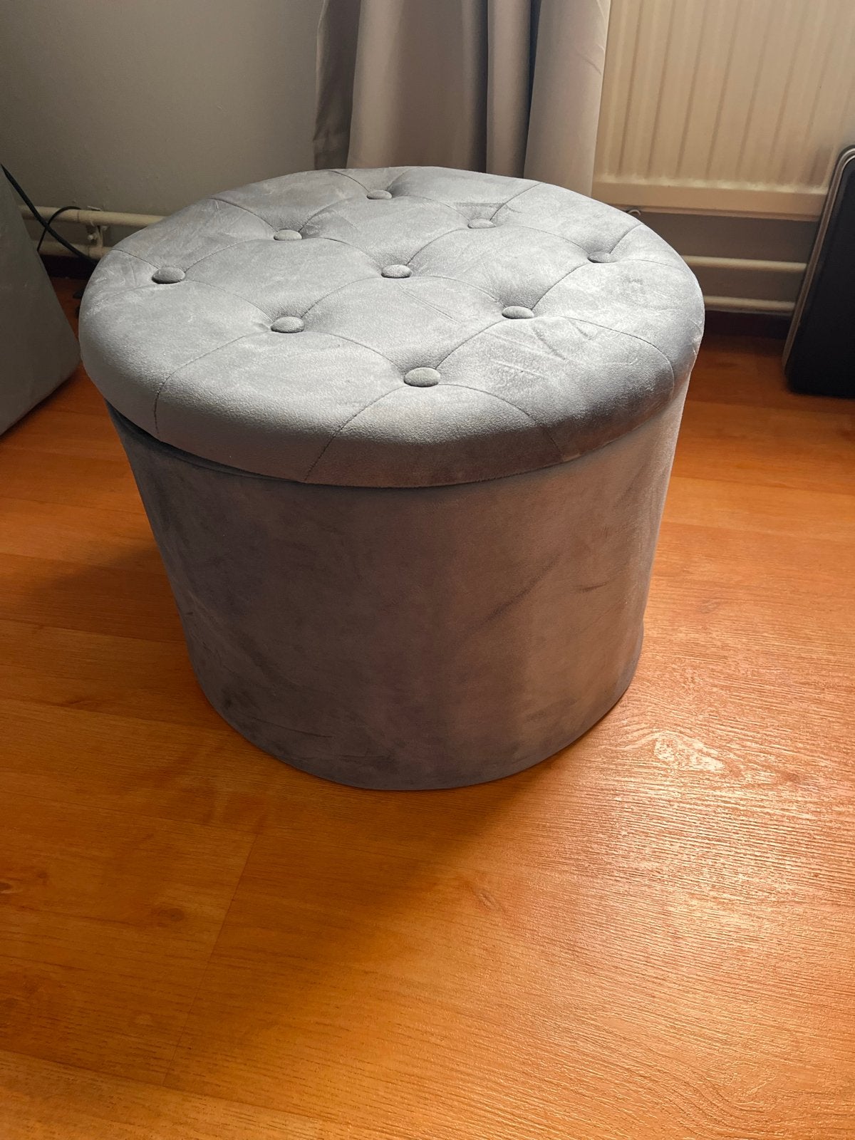 Grijze poef met opbergruimte, Ophalen, Minder dan 50 cm, Rond, Zo goed als nieuw