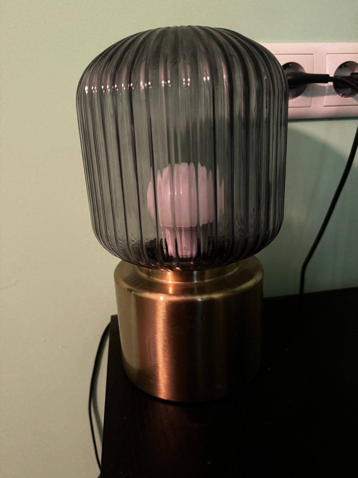 IKEA tafellamp met geribbeld glas en gouden voet, Meerkleurig, Ophalen of Verzenden, IKEA, Modern