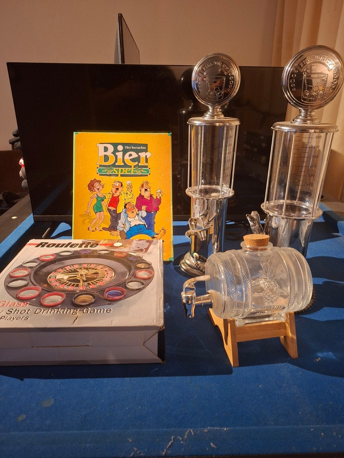 Bier drinkspel set: Het Beruchte Bierspel, Roulette, Vaten, Drie of vier spelers, Ophalen, Gebruikt