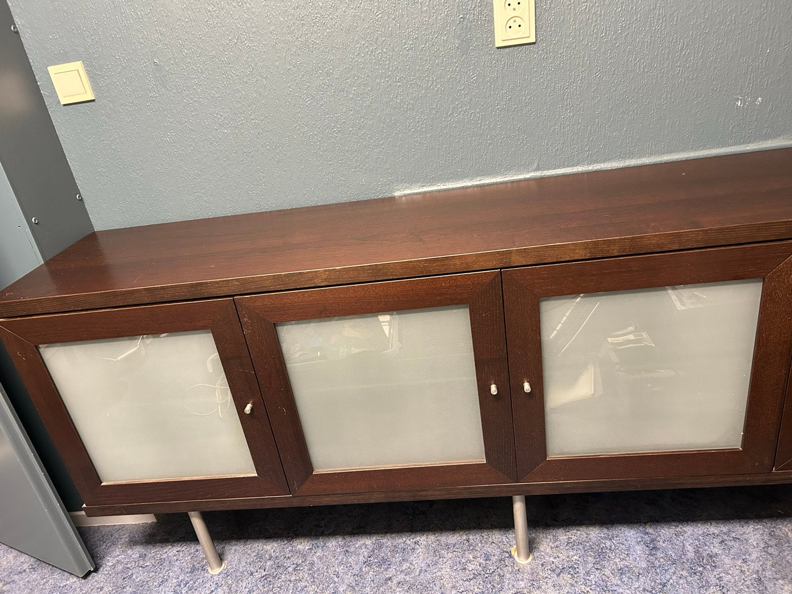 Donkerbruin dressoir met glazen deuren, Gebruikt, 150 tot 200 cm, Ophalen of Verzenden, Minder dan 100 cm