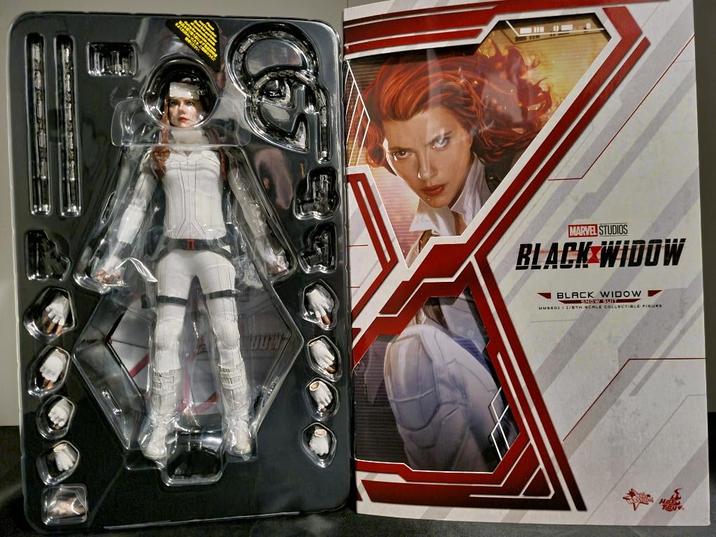 Hot Toys 1/6 - Black widow - Snow suit, Verzamelen, Poppetjes en Figuurtjes, Zo goed als nieuw, Ophalen of Verzenden