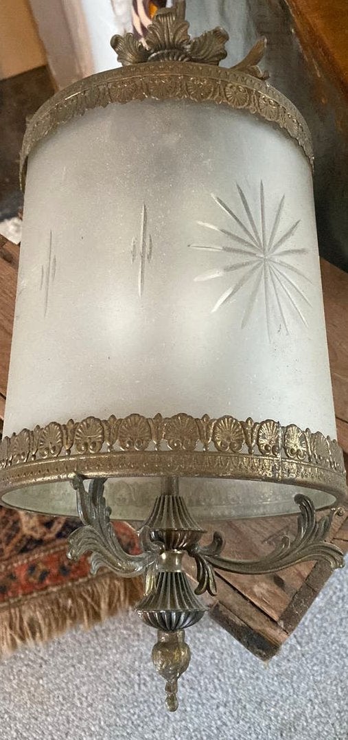 Antieke/vintage wandlamp –gedecoreerd messing met melkglazen, Antiek en Kunst, Ophalen of Verzenden