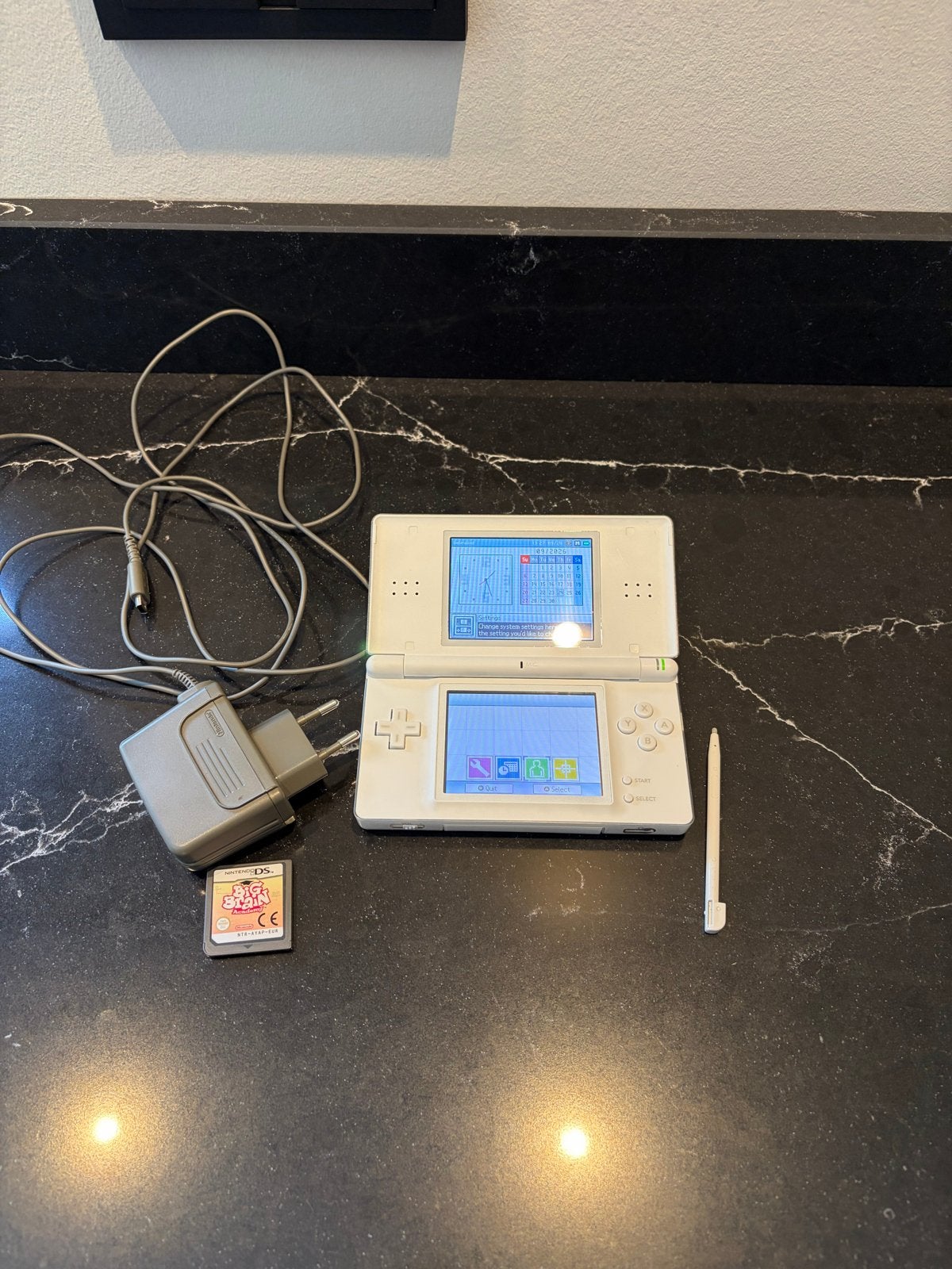 Nintendo DS Lite Wit met oplader en spel, Spelcomputers en Games, Wit, Ophalen of Verzenden, DS Lite, Gebruikt