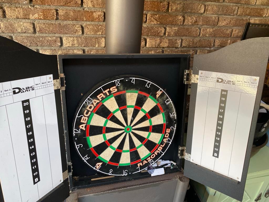 Dartbord met kast en scoreborden, Ophalen, Gebruikt, Dartbord met pijlen