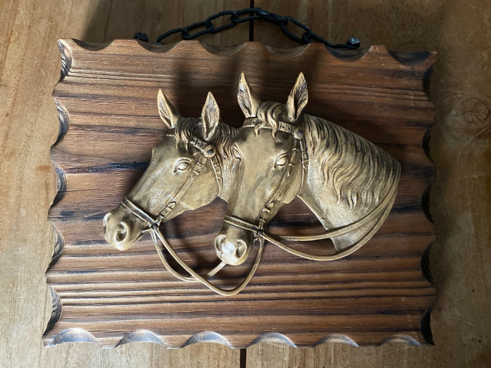 Vintage houten wanddecoratie met paardenhoofden, Gebruikt, Ophalen of Verzenden, Bruin, Vintage