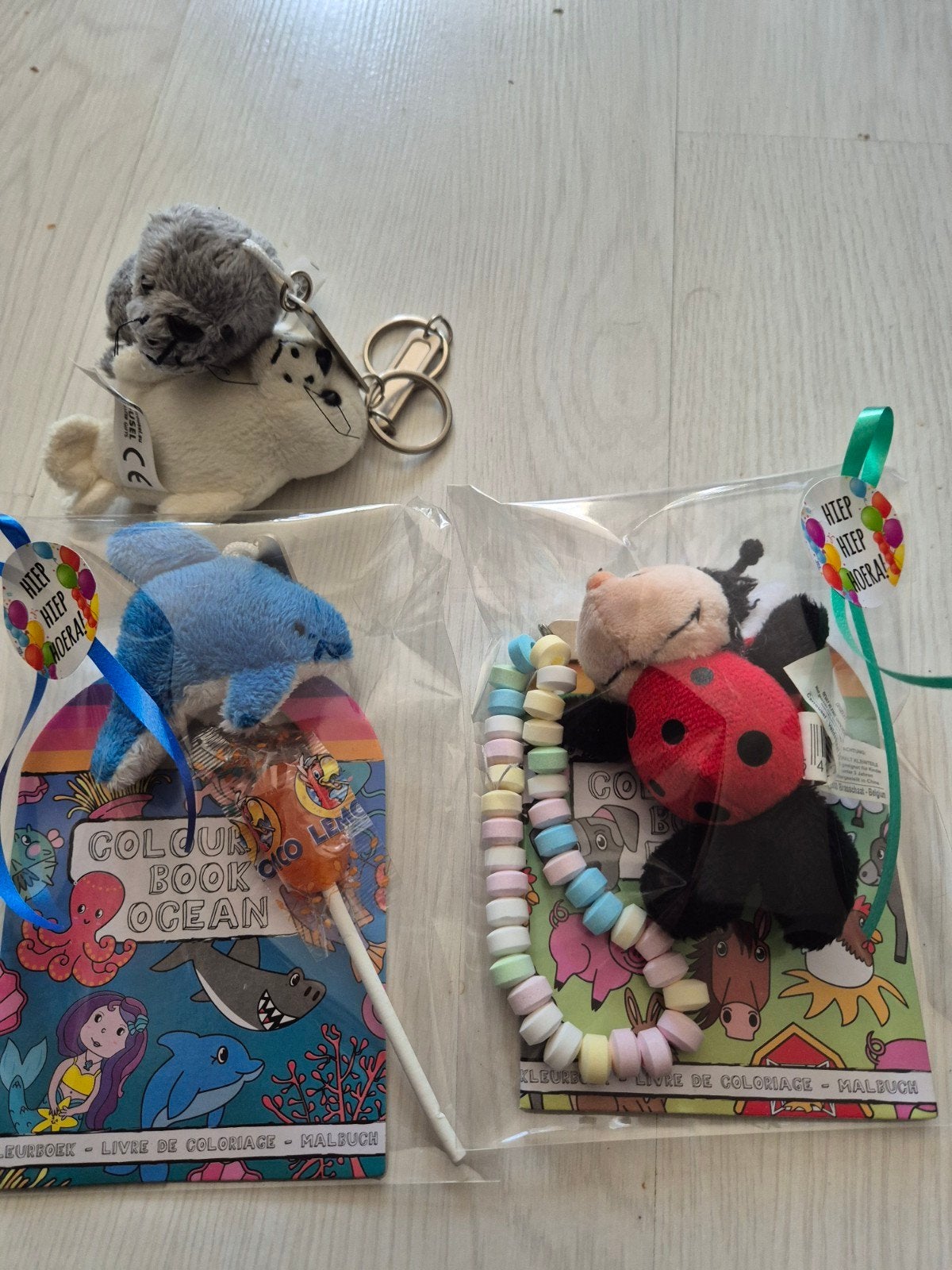 Traktatie kleur/stickerboekje,pluche sleutelhanger+snoepje, Ophalen of Verzenden, Nieuw, Feestartikel, Verjaardag