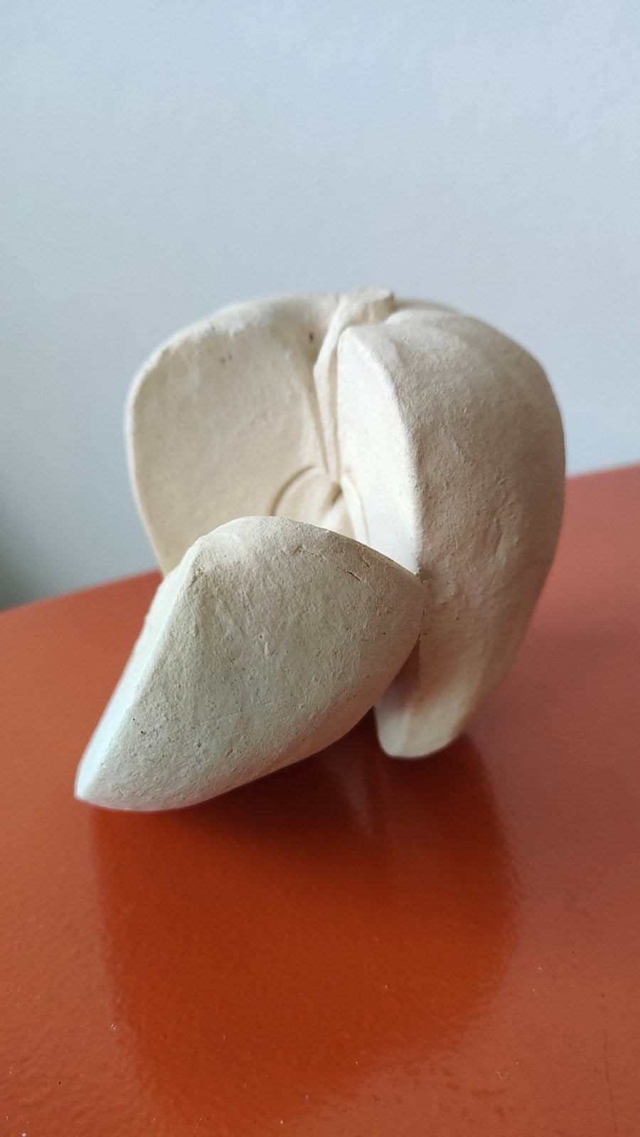 handmade beeldje appel gebakken klei wit beeld fruit, Antiek en Kunst, Minder dan 20 cm, Ophalen of Verzenden, Handgemaakt, Beeld