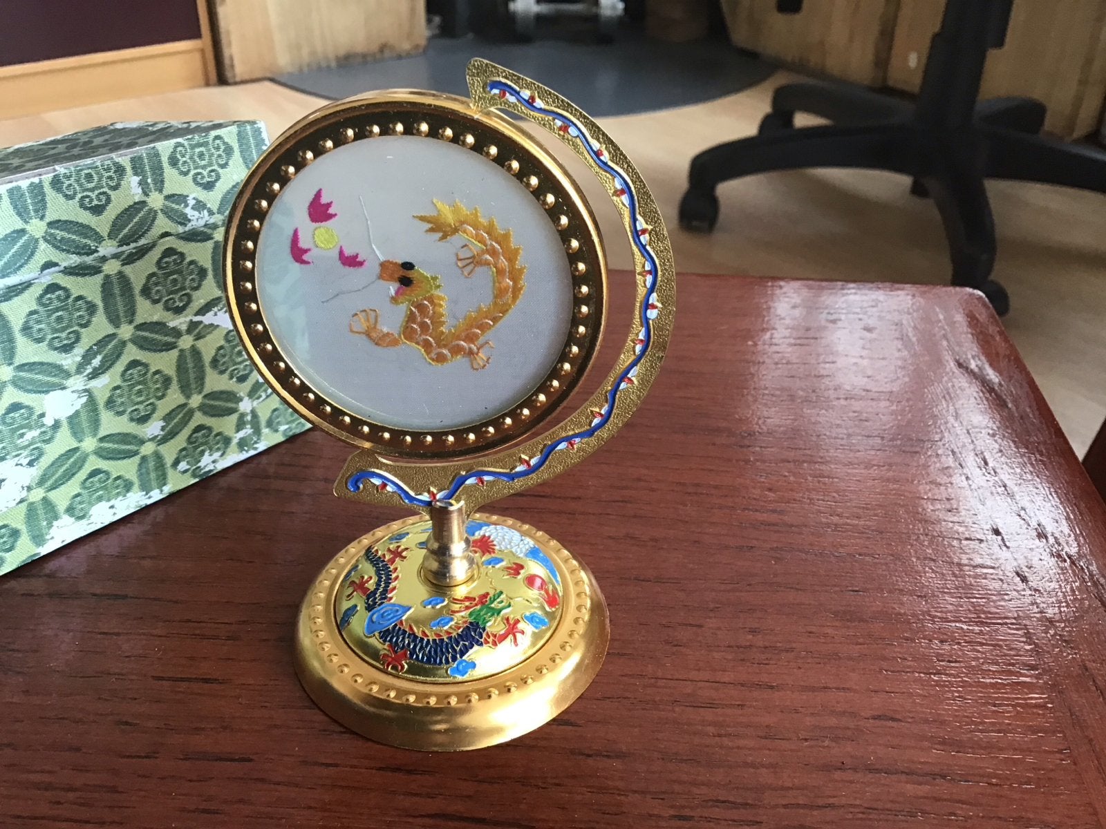 Decoratieve Chinese Draak Borduurwerk Tafeldecoratie, Antiek en Kunst, Ophalen of Verzenden