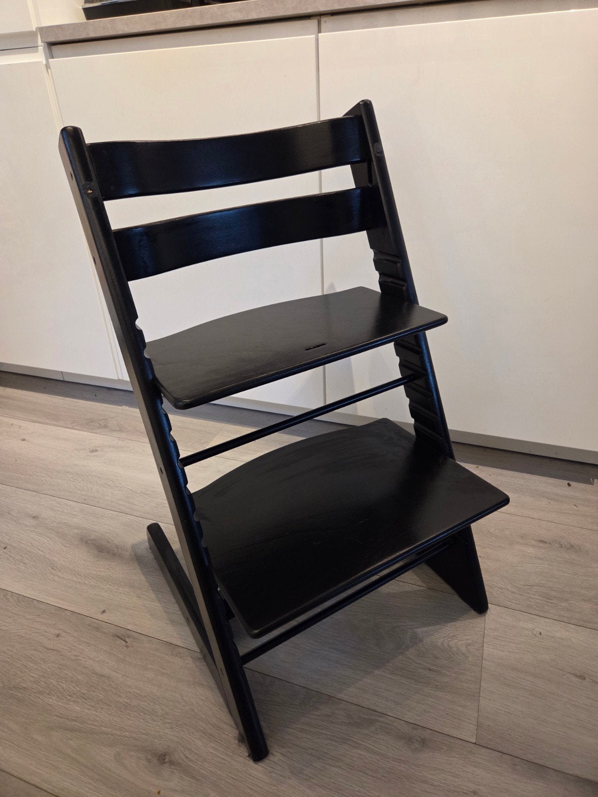 Zwarte Stokke Tripp Trapp stoel (nieuw model), Ophalen, Zo goed als nieuw, Meegroeistoel