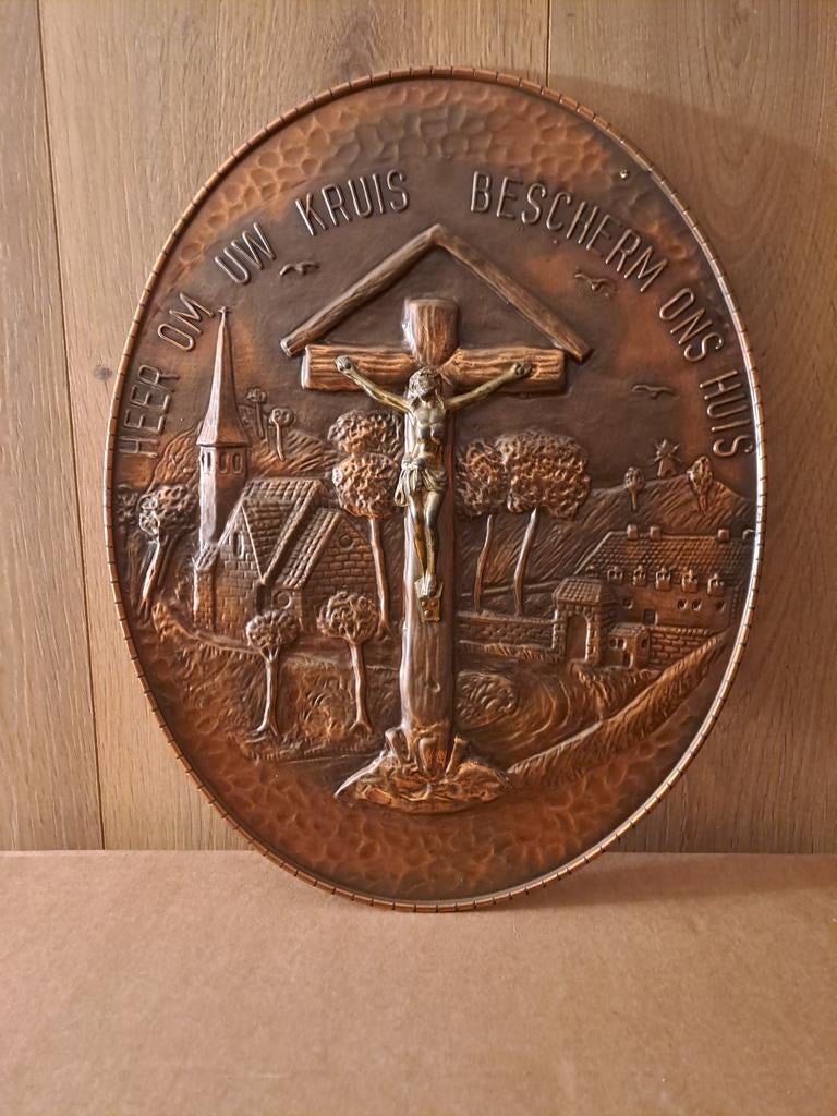 Koperen wanddecoratie met kruisbeeld en dorpsgezicht, Ophalen of Verzenden