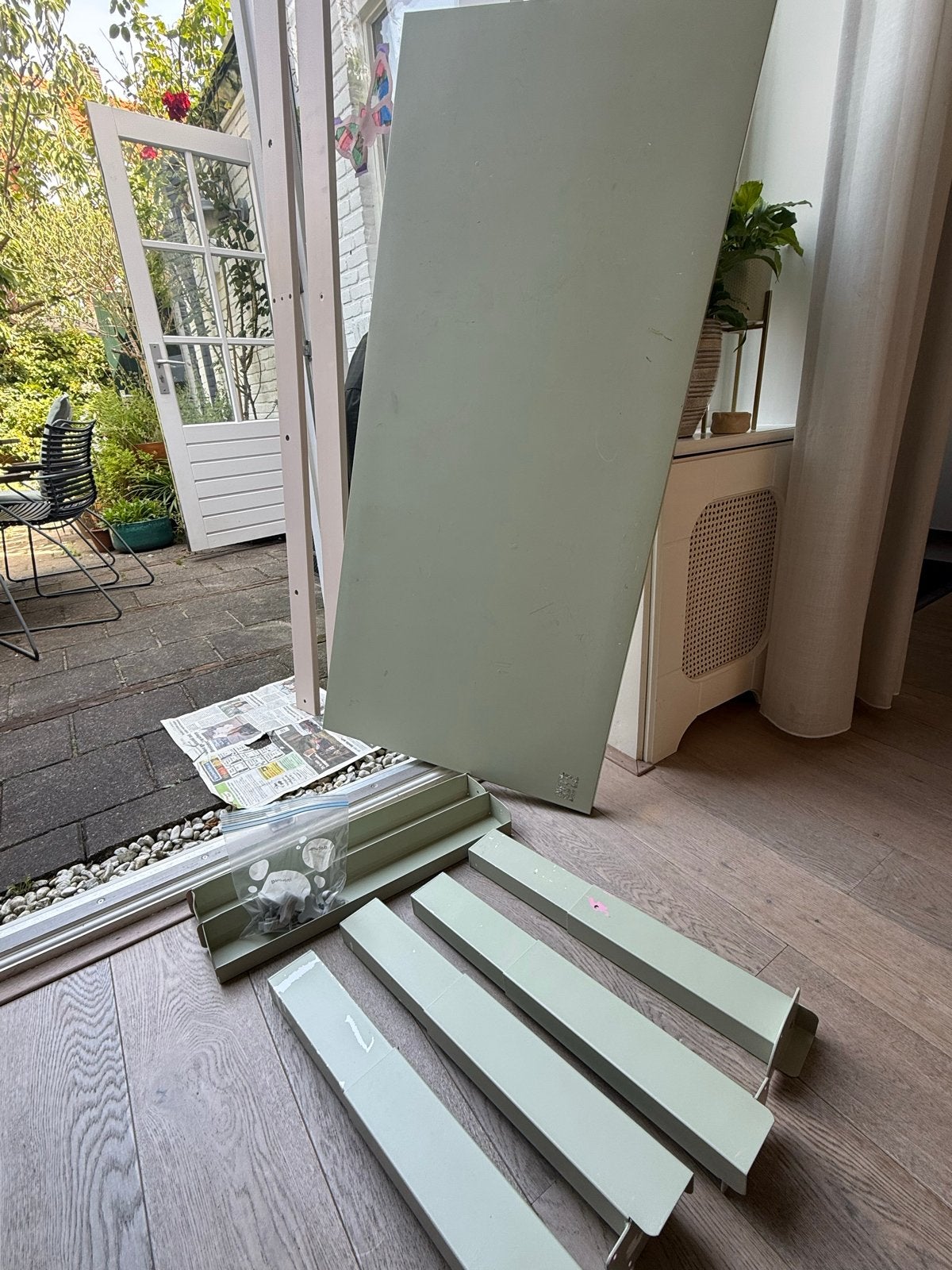Ikea PÅHL kinderbureau groen geverfd gratis af te halen, Huis en Inrichting, Bureaus, Ophalen, In hoogte verstelbaar, Gebruikt