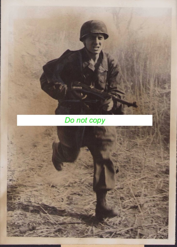'Fallschirmpionier valt aan met MP40' Persfoto, Verzenden, Luchtmacht, Duitsland, Foto of Poster
