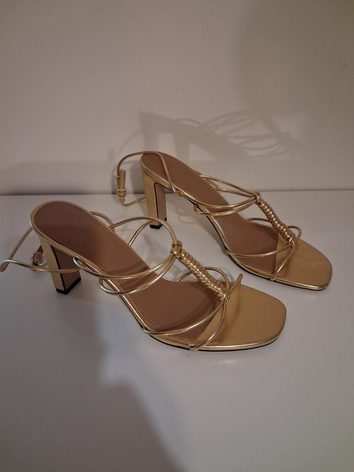 Nieuwe gouden sandalen met hak - Maat 38, Ophalen of Verzenden, Nieuw, Geel, Sandalen of Muiltjes
