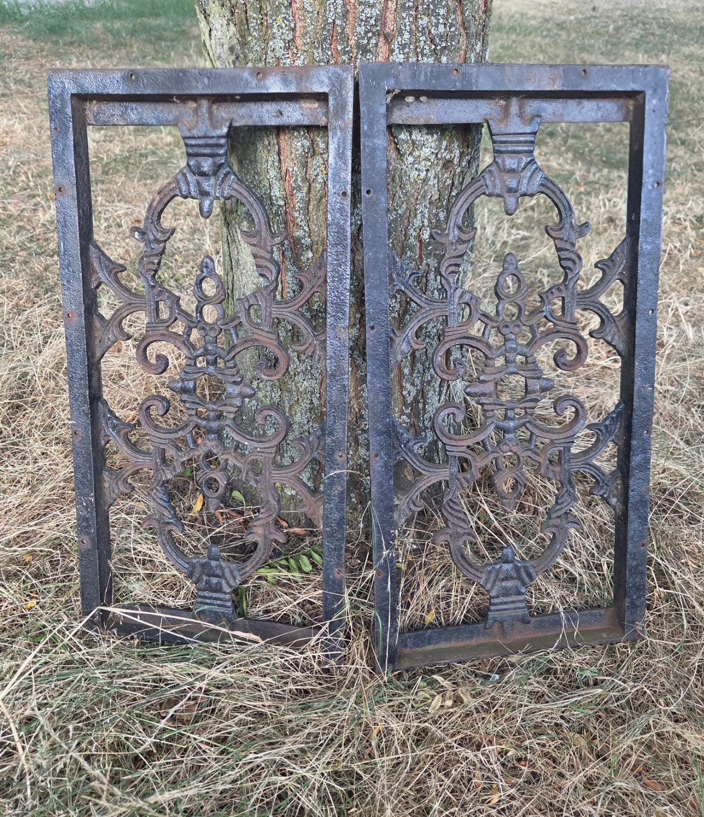 Set van 2 antieke gietijzeren roosters / raamornamenten, Antiek en Kunst, Curiosa en Brocante, Ophalen