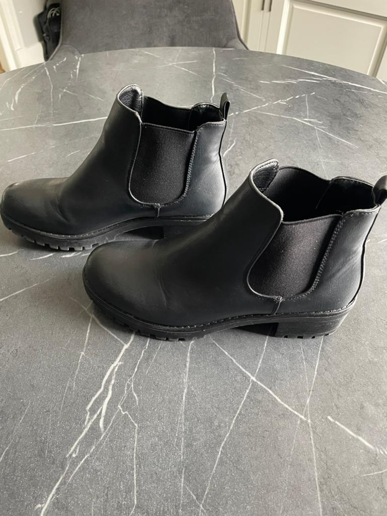 Kayla zwarte korte laarsjes mt 39 nieuwstaat., Kleding | Dames, Schoenen, Ophalen of Verzenden, Zo goed als nieuw, Zwart