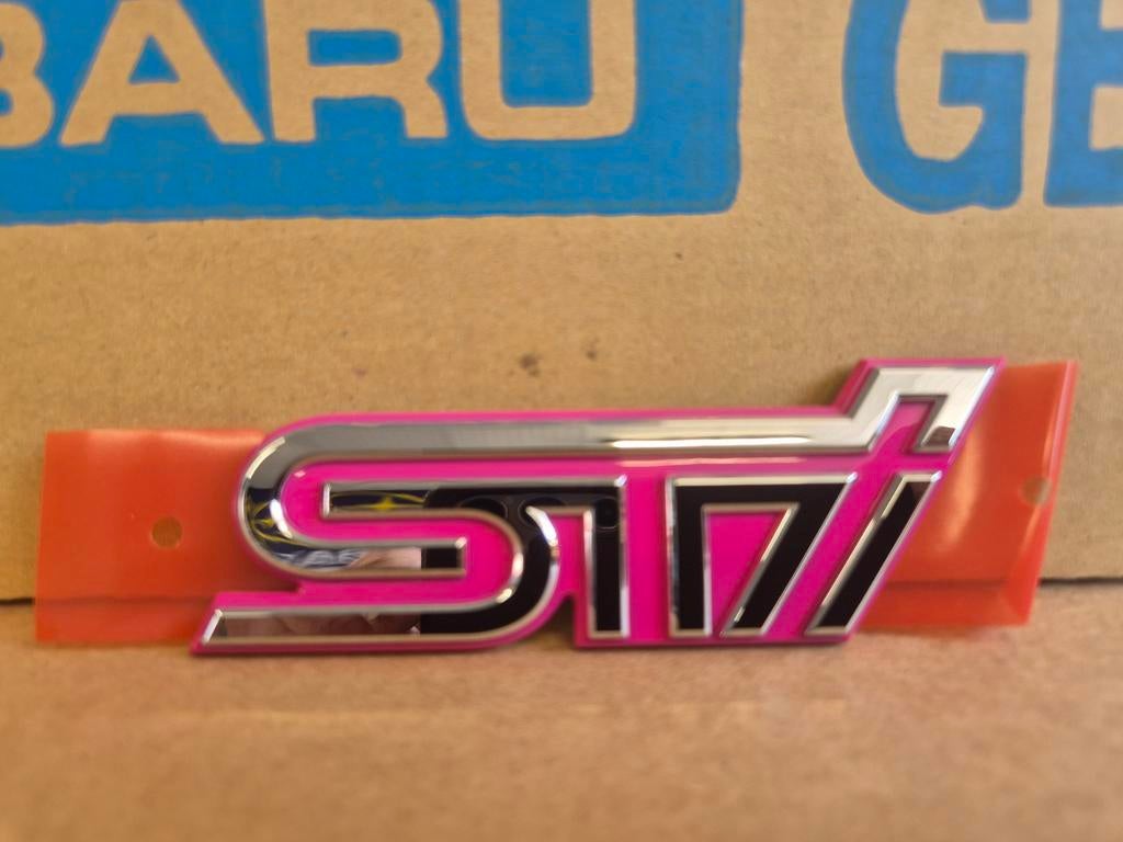 subaru impreza GD STI pink/chroom kofferbak badge 93073FE580, Ophalen of Verzenden