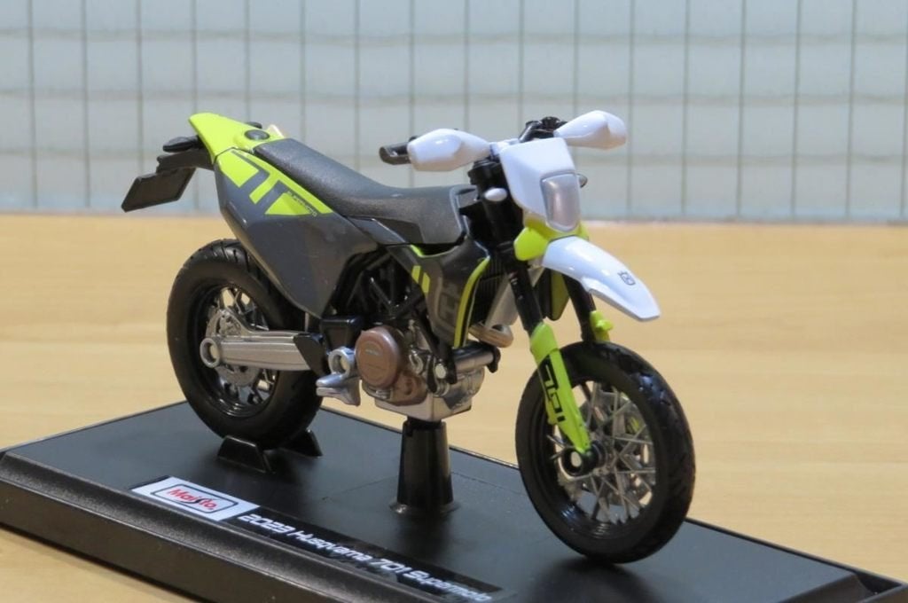 Husqvarna 701 supermoto 1:18 23091, MayCheong, Maisto, Nieuw, Ophalen of Verzenden