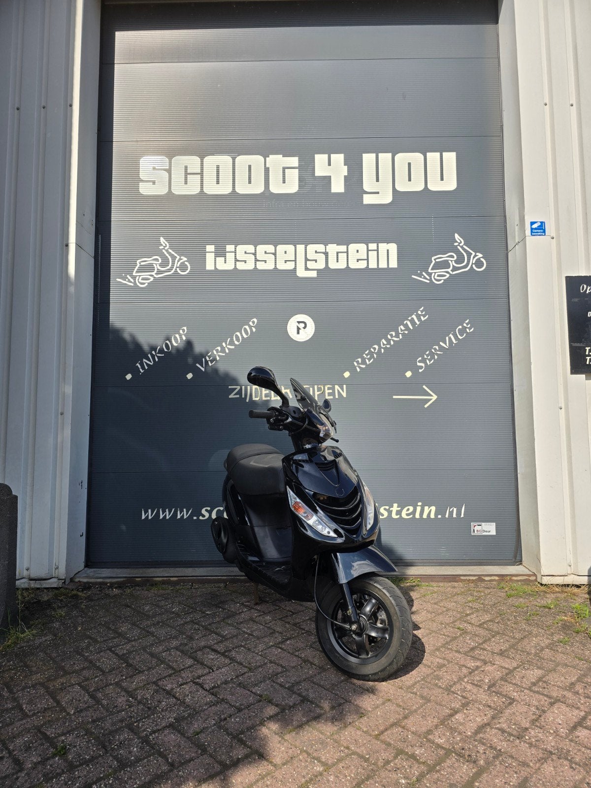 PIAGGIO ZIP 4T 2V BLACK ON BLACK FULL OPTION GARANTIE!, Fietsen en Brommers, Scooters | Piaggio, Ophalen, Zo goed als nieuw, Benzine