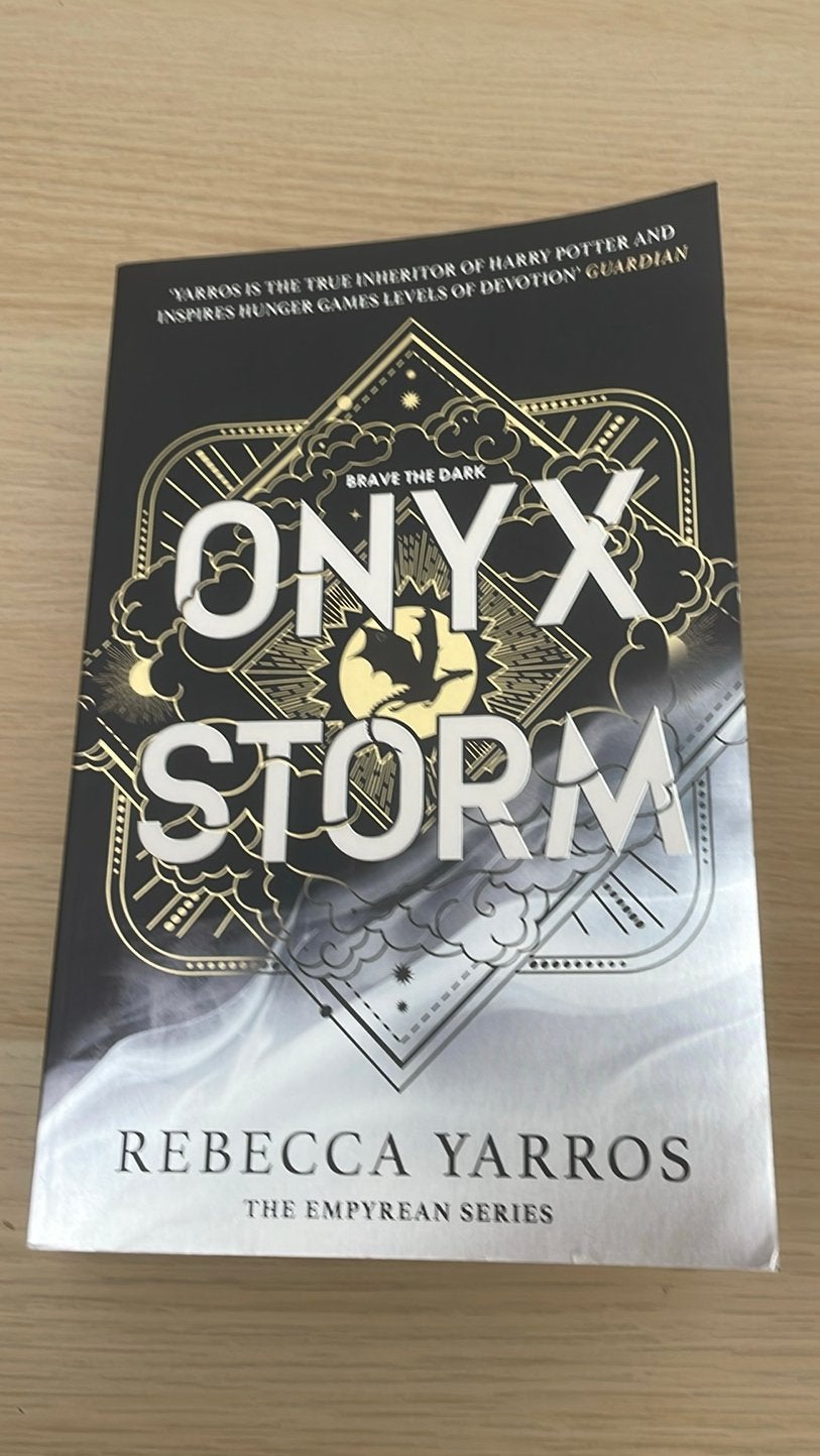 Onyx storm paperback, Ophalen of Verzenden, Nieuw