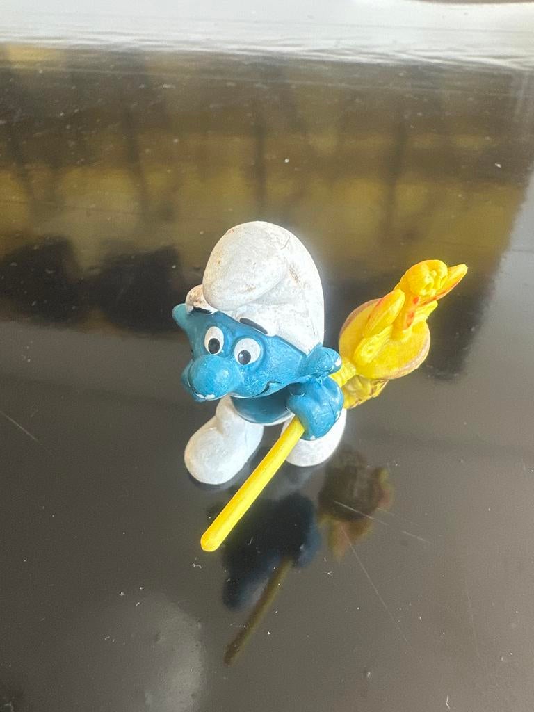 Smurf met bezem - Vintage Smurfen figuurtje, Verzamelen, Smurfen, Ophalen of Verzenden, Gebruikt, Overige Smurfen, Poppetje, Figuurtje of Knuffel