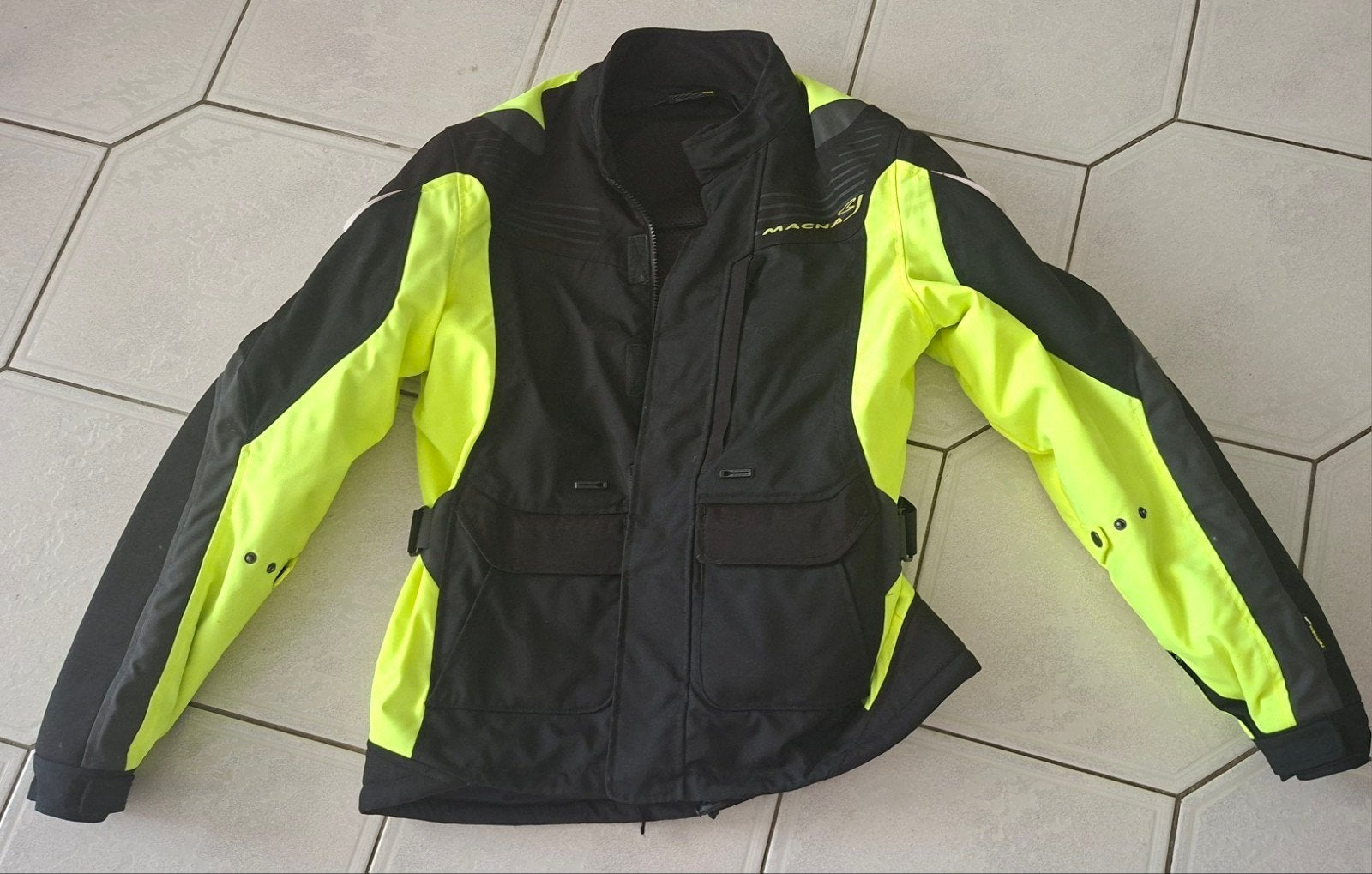 Macna Mentor motorjas textiel zwart/fluor geel maat M, Ophalen, Jas | textiel, Heren, Tweedehands
