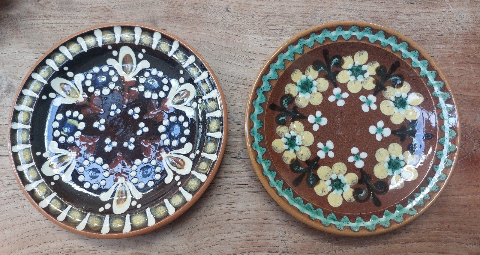 2 handgemaakte Bulgaarse wandborden  Troyan keramiek Ø 15.5, Antiek en Kunst, Ophalen of Verzenden