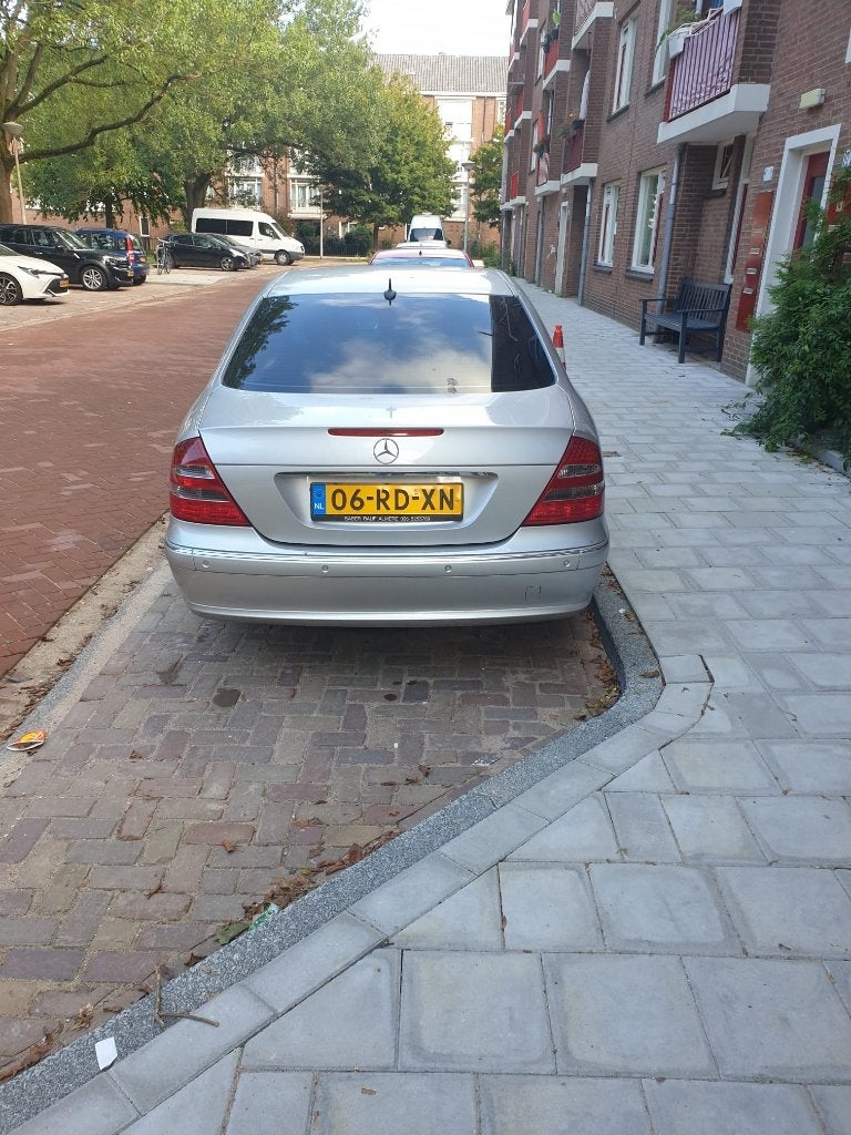 Mercedes-Benz E-Klasse 1.8 E200 Kompressor Sedan AUT 2005, Auto's, Automaat, Achterwielaandrijving, Parkeersensor, 4 cilinders
