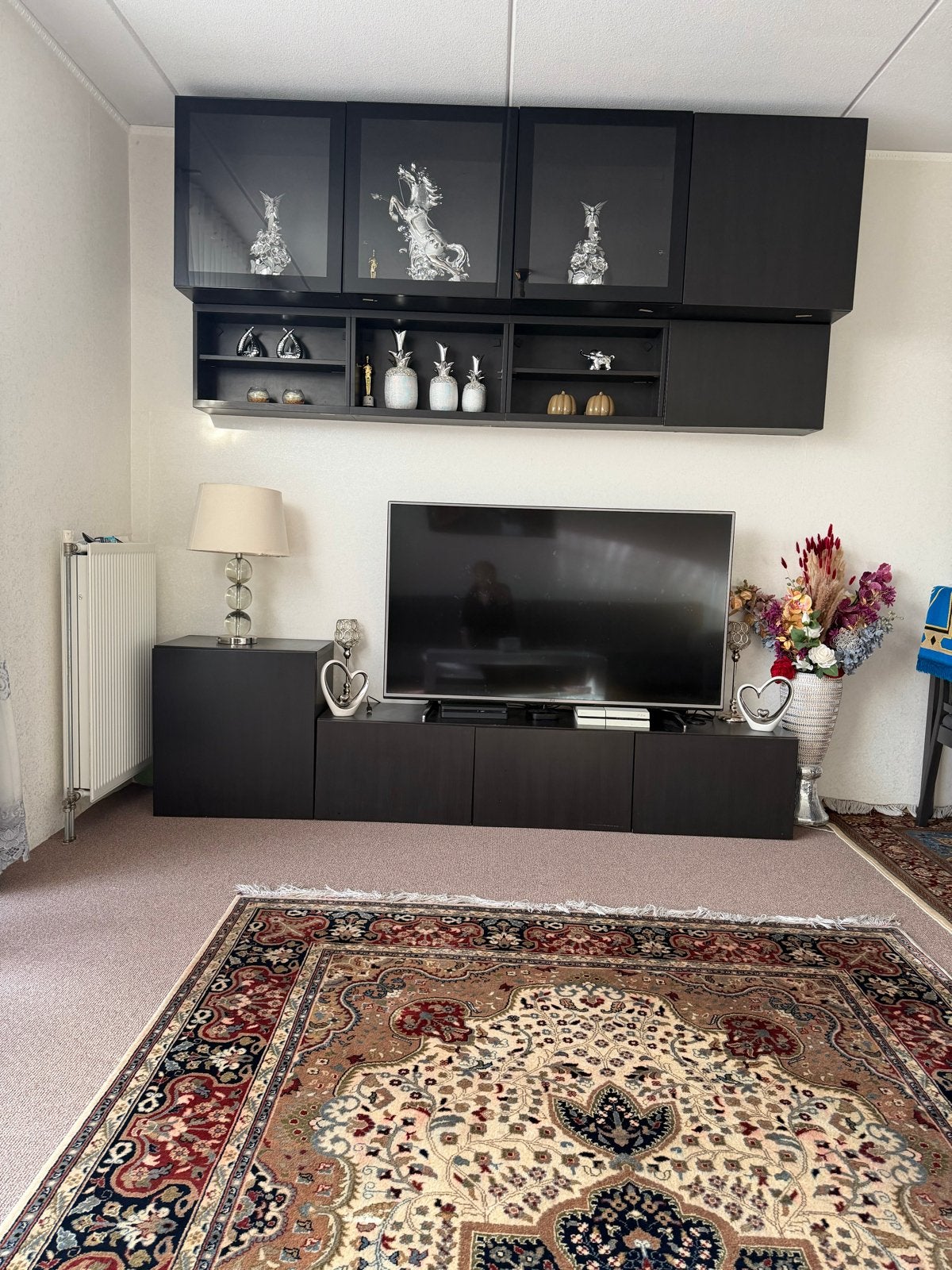 Zwarte kast met tv-meubel en bovenkasten