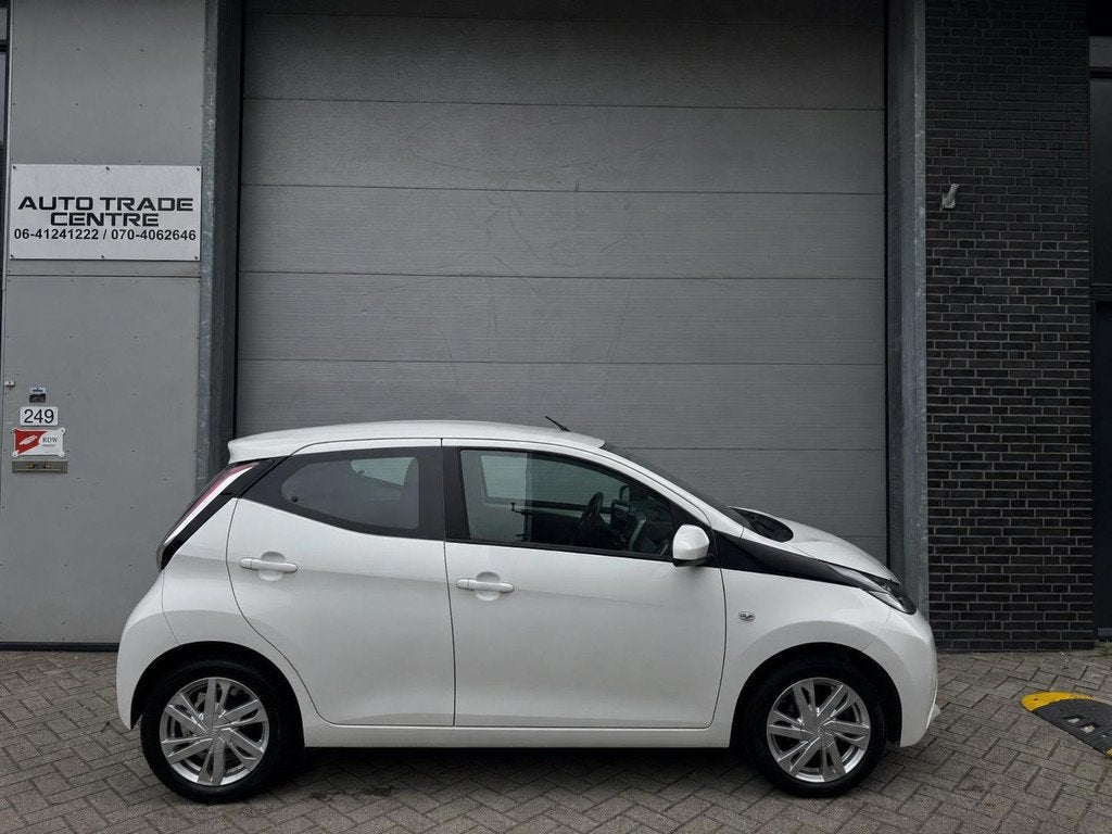Toyota Aygo 1.0 VVT-i x-cite [Achteruitrijcamera | Carplay |, Voorwielaandrijving, Euro 5, Stof, Gebruikt