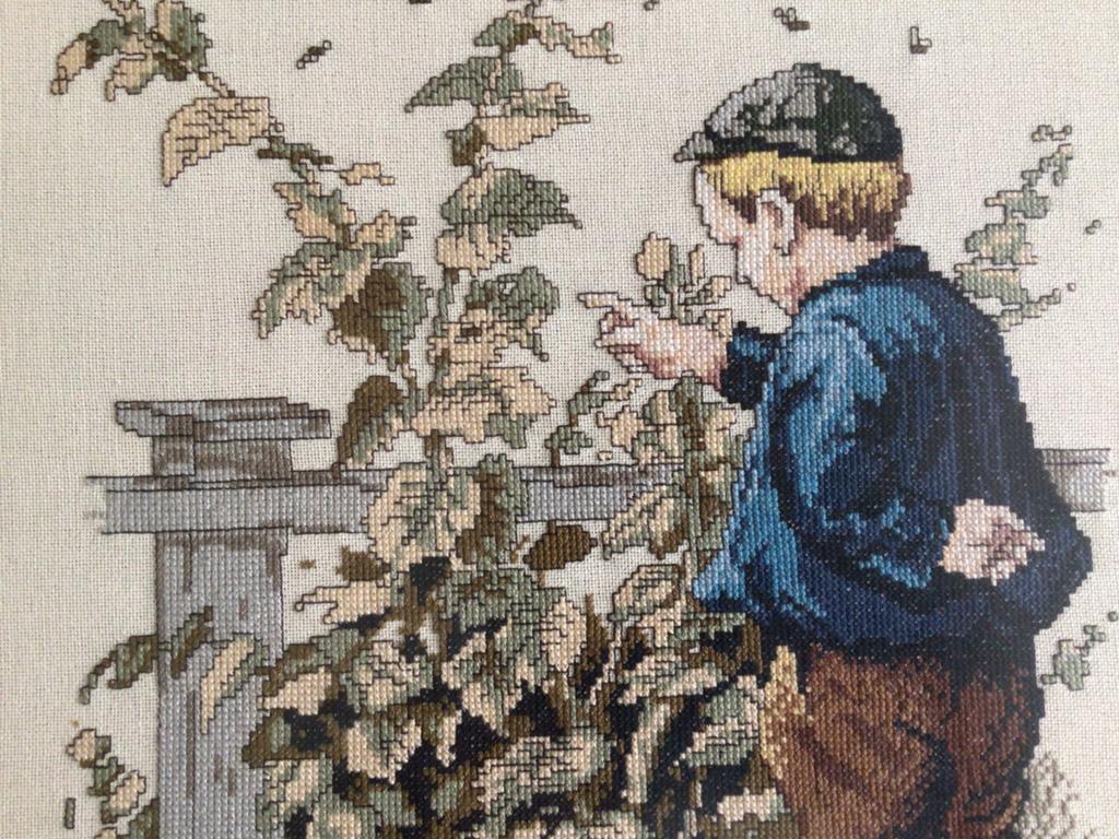 Vintage Handgeborduurd Schilderij Jongen bij Bijenkorf, Hobby en Vrije tijd, Ophalen of Verzenden, Zo goed als nieuw, Handborduren