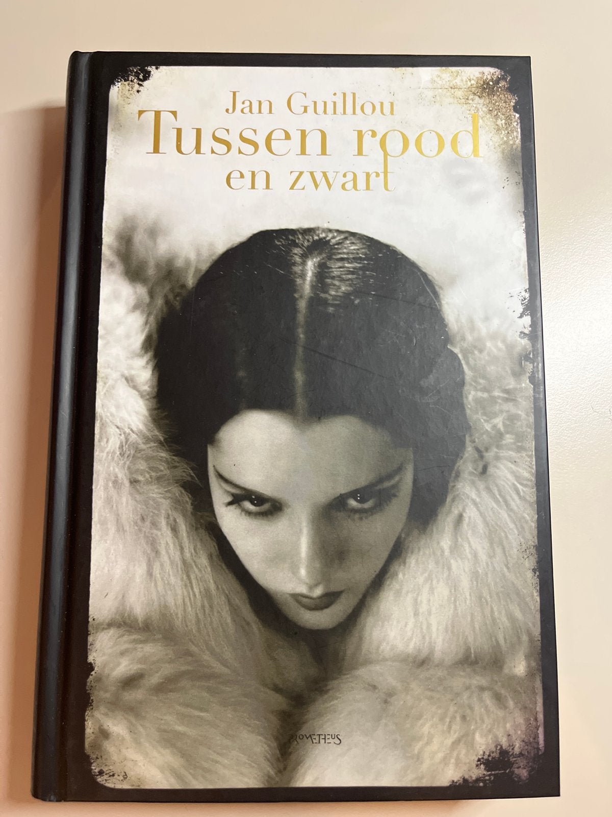 Tussen rood en zwart - Jan Guillou (hardcover), Boeken, Ophalen of Verzenden, Zo goed als nieuw