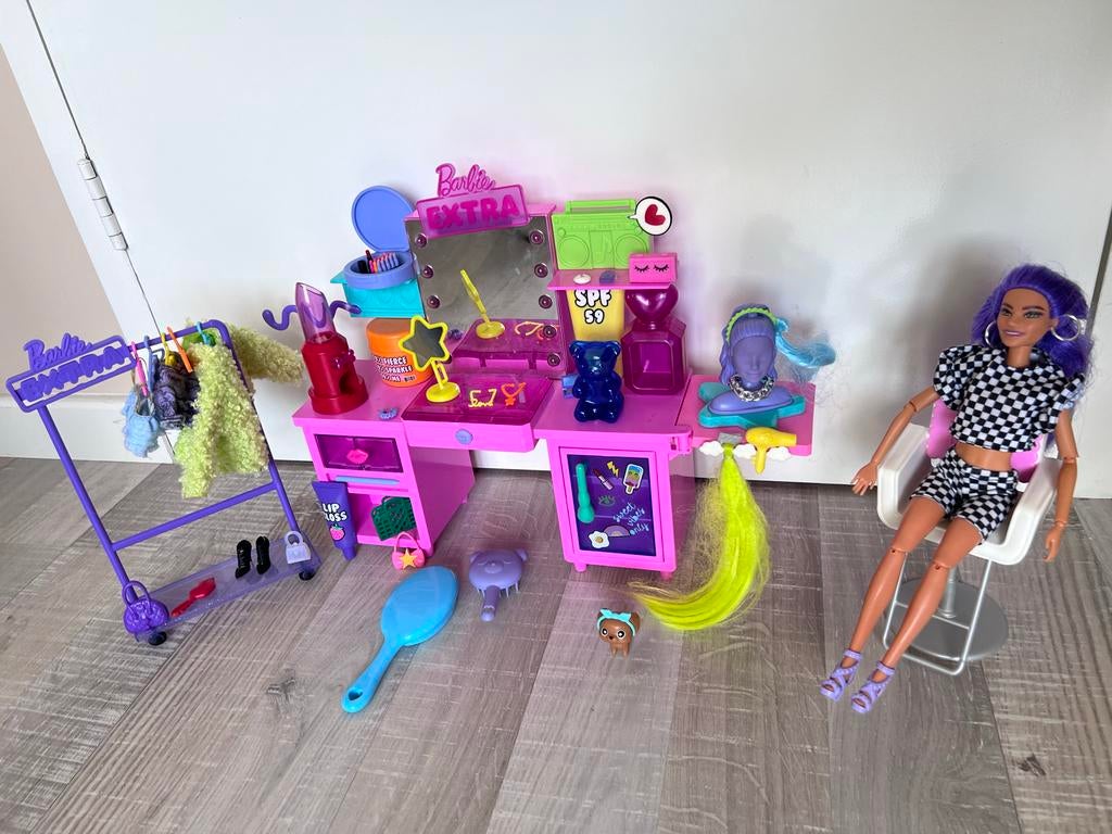Barbie Extra kaptafel met Barbiepop en accessoires, Kinderen en Baby's, Speelgoed | Poppen, Ophalen of Verzenden, Zo goed als nieuw