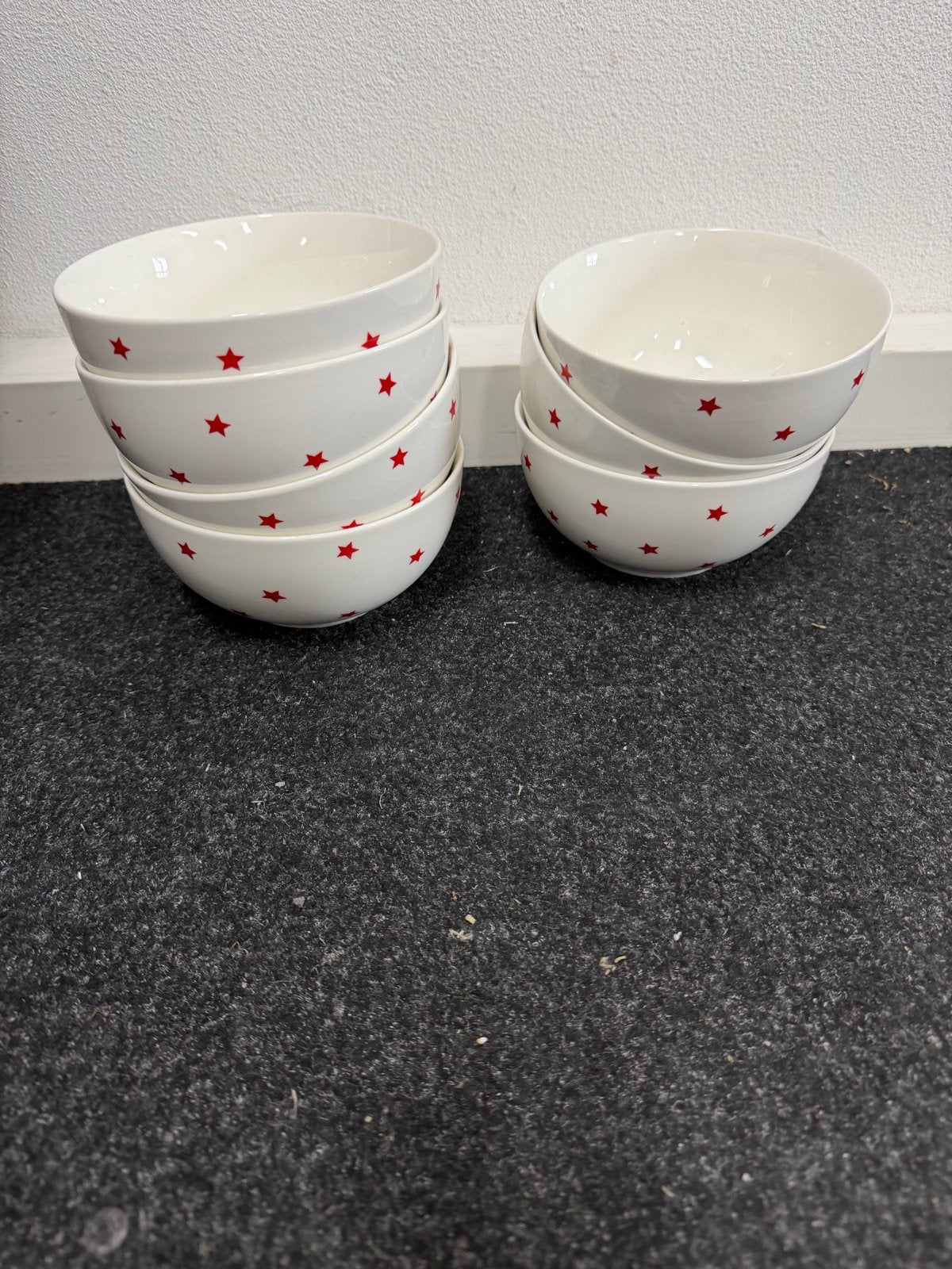 Set van 8 witte kommen met rode sterren, Gebruikt, Keramiek, Ophalen of Verzenden, Kom(men)
