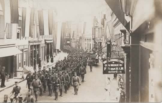 Middelburg Militairen lopen door de Lange Delft fotokaart, Verzenden, Voor 1920, Ongelopen, Zeeland