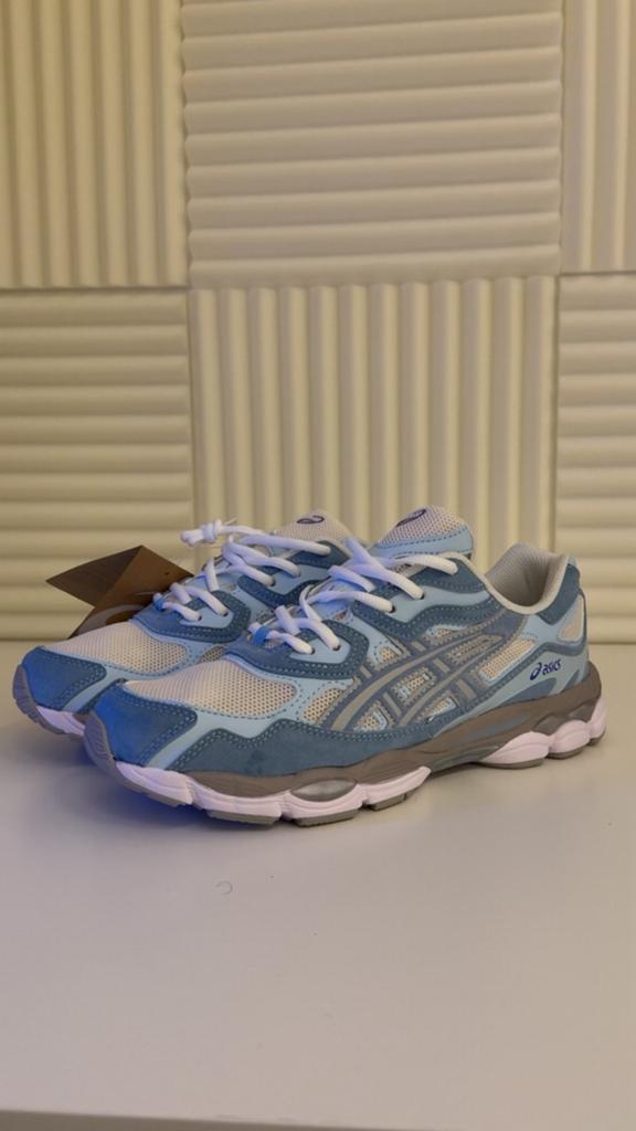 ASICS GEL-NYC Sneakers - Lichtblauw & Wit, Kleding | Dames, Ophalen of Verzenden, Nieuw, Blauw, Sneakers of Gympen